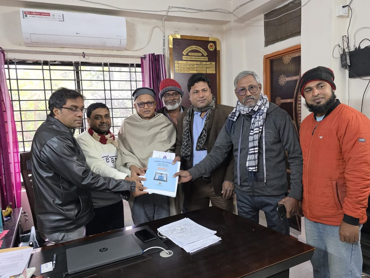 বিএনপির সাবেক মহাসচিব ব্যারিস্টার আব্দুস সালাম তালুকদারের কন্যা আরুণীর মনোনয়নপত্র সংগ্রহ